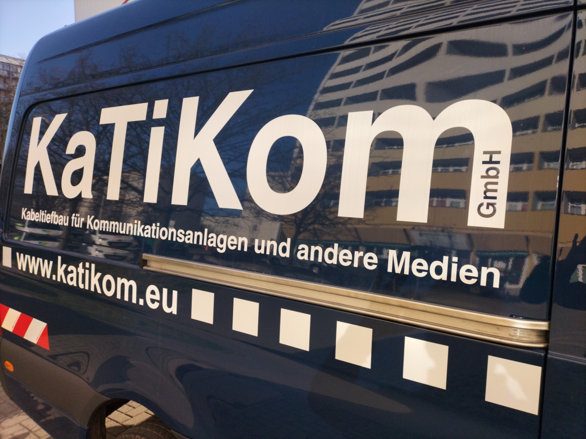 KaTiKom-Logo auf Transporter